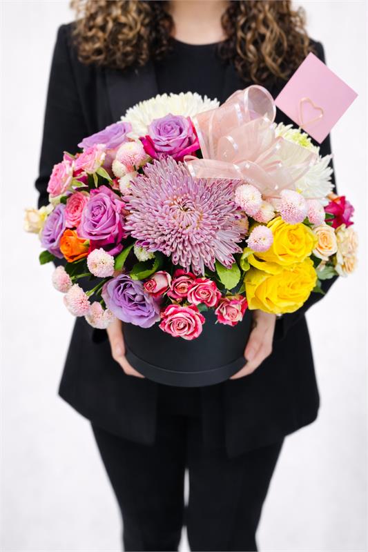 Renklerin Zarafeti Kutu Çiçek Aranjmanı