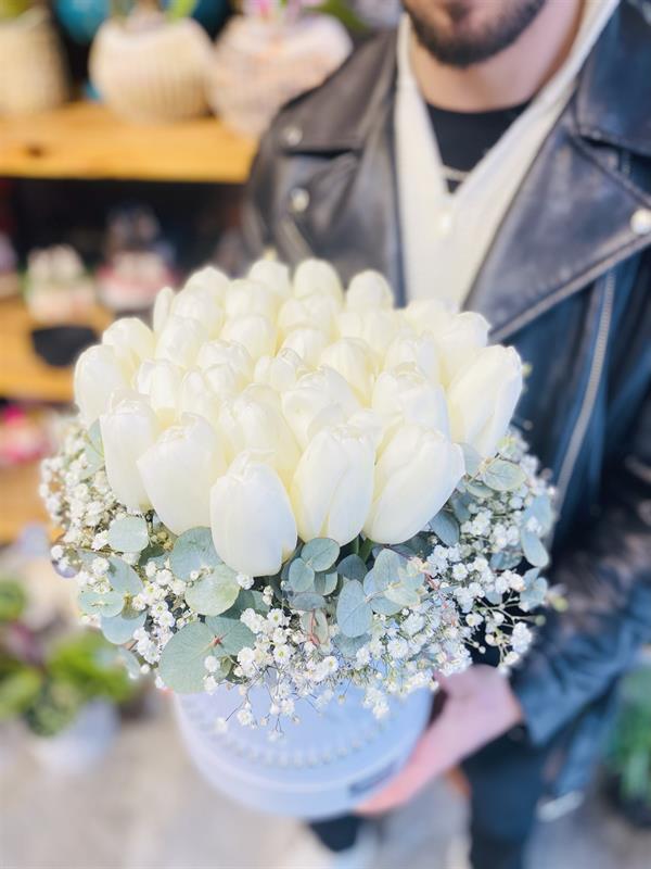 Beyaz Zarafet – Kutuda Lale Aranjmanı